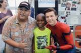「新スパイダーマン俳優トム・ホランド、役衣装で小児病院を訪問」の画像1