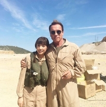 仲里依紗、シュワちゃんにガッチリ肩抱かれツーショット