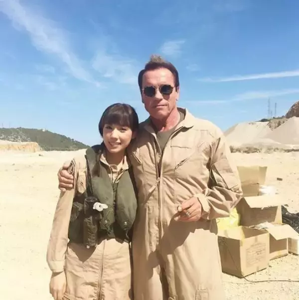 仲里依紗、シュワちゃんにガッチリ肩抱かれツーショット