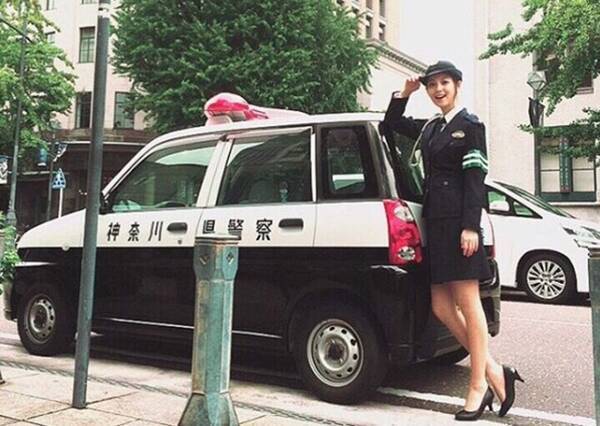 佐々木希、ミニスカ婦人警官姿の写真を公開「神奈川県警の鈴木結衣です！」