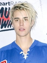 ジャスティン・ビーバー、近づいてきた男性を顔面パンチ　ファンはジャスティンを擁護