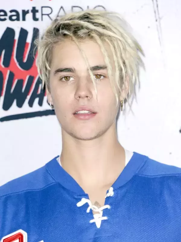 ジャスティン・ビーバー、近づいてきた男性を顔面パンチ　ファンはジャスティンを擁護