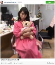 戸田恵梨香、ピンクのワンピース姿でクマのぬいぐるみをギュッ