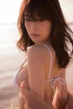 大注目の“モグラ女子”泉里香、初の水着写真集「Rika!」発売決定