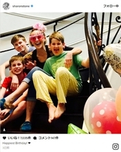 シャロン・ストーン、59歳の誕生日に息子3人と一緒の写真を公開