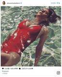 「アレクサンドラ・ダダリオ、水面に揺れるパーフェクトボディ！「美しい」と大反響」の画像1
