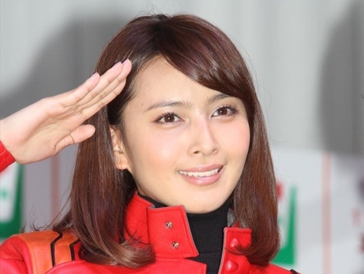 加藤夏希が純白ウエディングドレス姿で結婚式を実演 13年1月15日 エキサイトニュース