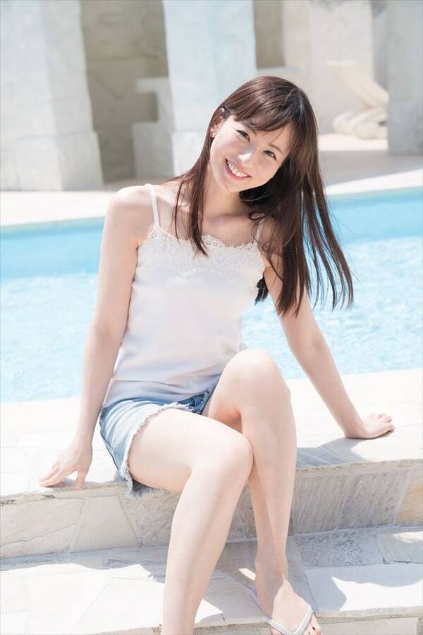 皆藤愛子がショートパンツにキャミソールではしゃぐ 3rd写真集 18年10月7日 エキサイトニュース