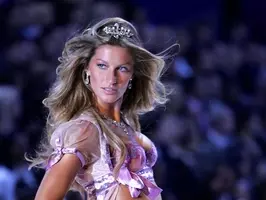 ジゼル ブンチェン 豊胸手術を激しく後悔 初めてダボダボの服を着た 2018年9月30日 エキサイトニュース