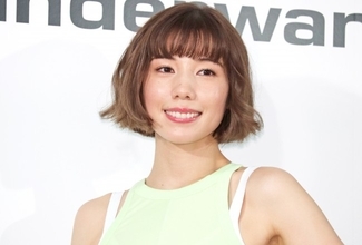 仲里依紗、鍛えた“美背中”を披露「天使の羽が生えるように頑張ってる」