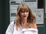 「テイラー・スウィフト、ピンクヘア＆チョウチョヒールの美コーデ披露」の画像1