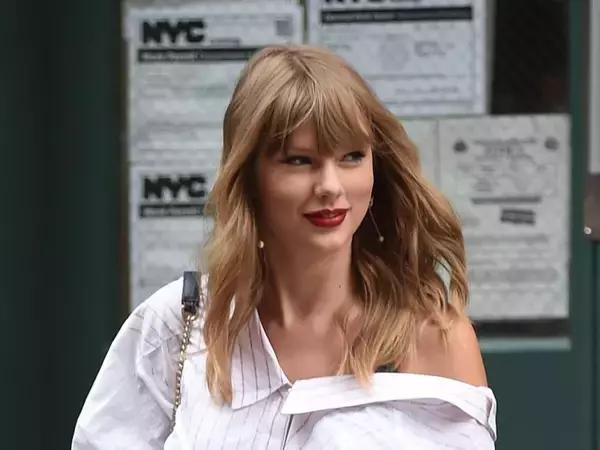 テイラー・スウィフト、ピンクヘア＆チョウチョヒールの美コーデ披露