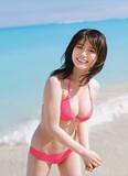 「現役女子大生タレント・井口綾子、ピンクのビキニ姿で「週プレ」に登場」の画像1