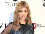 「ローラ、美脚披露の斬新デニムに注目あつまる「長ズボンなのか、ショートパンツなのか」」の画像1