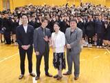 「TAKAHIRO、ロケ地の高校にサプライズ登場！ 男子生徒からも「かっこいい！」」の画像1