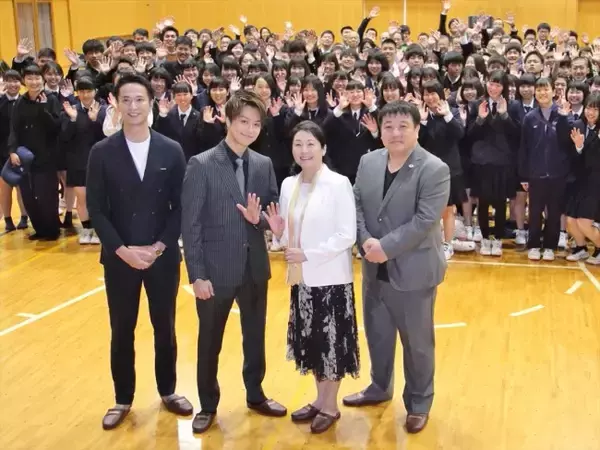 「TAKAHIRO、ロケ地の高校にサプライズ登場！ 男子生徒からも「かっこいい！」」の画像