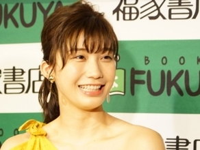 小倉優香、キャバ嬢姿の『都立水商』オフショット　ファンから“指名”殺到