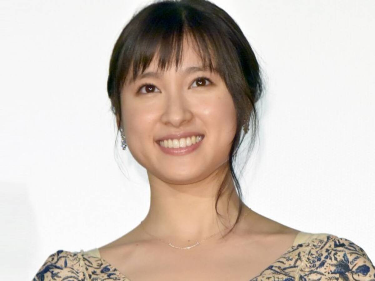 土屋太鳳 制服姿で振り返るショットがかわいい 19年5月24日 エキサイトニュース