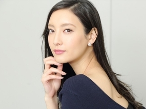 菜々緒、スタイル抜群の黒ビキニ姿　ファン「まるで絵画」
