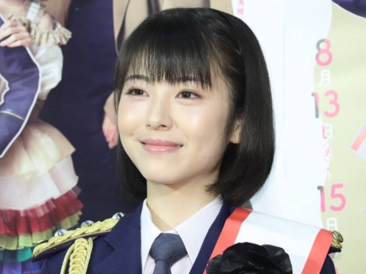 浜辺美波 キュートな警官姿ですらり美脚 アイドルポーズもバッチリ 19年7月27日 エキサイトニュース