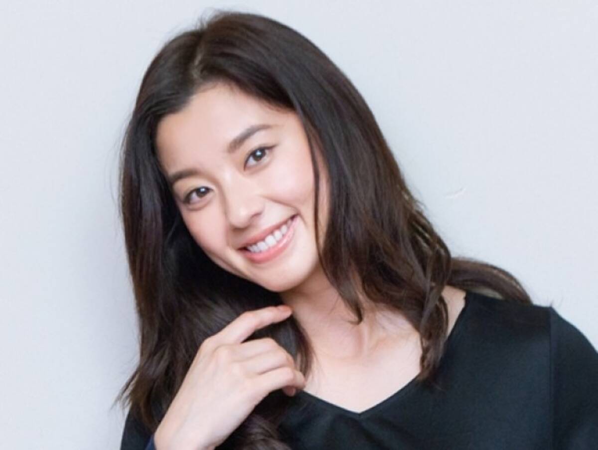 朝比奈彩 ベッドの上で美脚あらわ 長い手脚にネットも注目 19年7月28日 エキサイトニュース