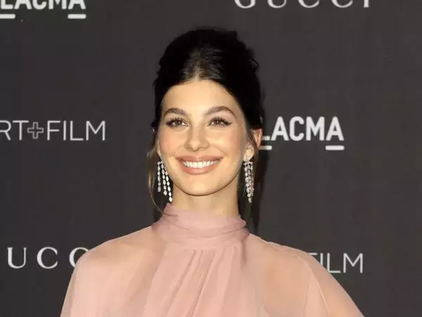 レオナルド・ディカプリオの恋人カミ・モローネ、23歳の年の差愛への批判に反論