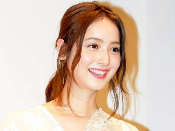 佐々木希 美しいデコルテライン披露 産後とは思えない とファンほれぼれ 19年8月22日 エキサイトニュース