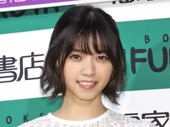 西野七瀬 黒島ちゃん オフショットに これ以上白が似合う女性はいない 19年9月15日 エキサイトニュース