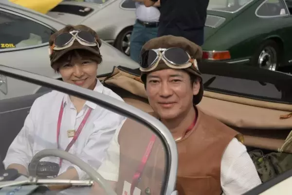 「唐沢寿明＆山口智子夫妻、ポルシェに乗って笑顔でゴール「一体感が生まれることに感動」」の画像