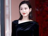 「桐谷美玲、透き通った美肌に“柿色”リップの秋メイクで光臨　シャンパンサーベラージュを披露」の画像1