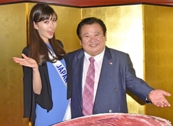 ミス・インターナショナル日本代表・岡田朋峰、世界の美女たちとすしざんまい訪問！