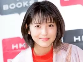 浜辺美波 キリッと真顔 小道具を持ったシュールな姿に かわいい の声 年10月16日 エキサイトニュース