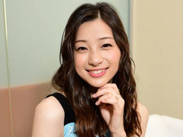 足立梨花が彼女だったら サシ飲みデート 風ショットにファン胸キュン 19年11月19日 エキサイトニュース