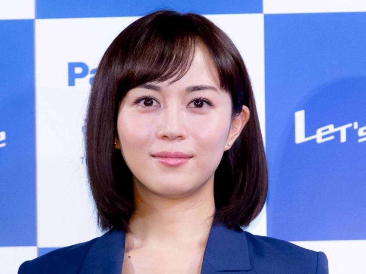 比嘉愛未 肩を大胆に露出 スタイル抜群のスーツ姿にファン驚き 寒くない 19年12月6日 エキサイトニュース