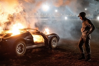 『フォードvsフェラーリ』 クリスチャン・ベイルが乗った車が爆発炎上！ 衝撃映像公開