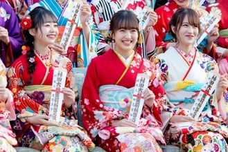 HKT48田島芽瑠ら、AKB48グループ新成人で振袖姿を披露 “令和出発世代”42名が出席