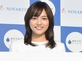 「川口春奈、白のスカートスーツでエレガントな装い「春うららしたいな」」の画像1