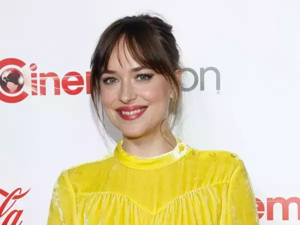 ダコタ・ジョンソン、手洗い動画公開　不自然な“腕”に注目