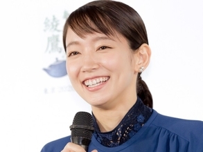 吉岡里帆、肩出しショット 「セクシー」「透明感すごい」と反響