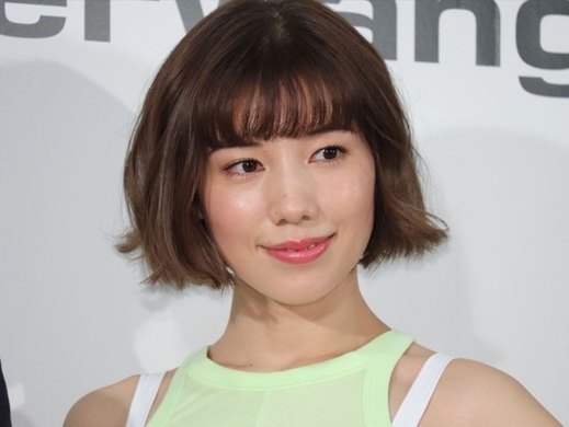 ド派手 仲里依紗 ピンク祭り ファッションでla家族旅行を満喫 18年5月14日 エキサイトニュース
