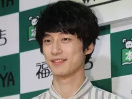坂口健太郎 愛犬と戯れる無邪気な姿を披露 テンション高い普段の坂口くんはレア 21年9月28日 エキサイトニュース