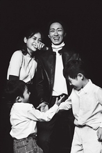 矢部浩之＆青木裕子、雑誌で初の夫婦共演　息子2人も写る家族ショット公開