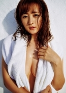 小松彩夏、より美しくセクシーになった姿をグラビアで披露