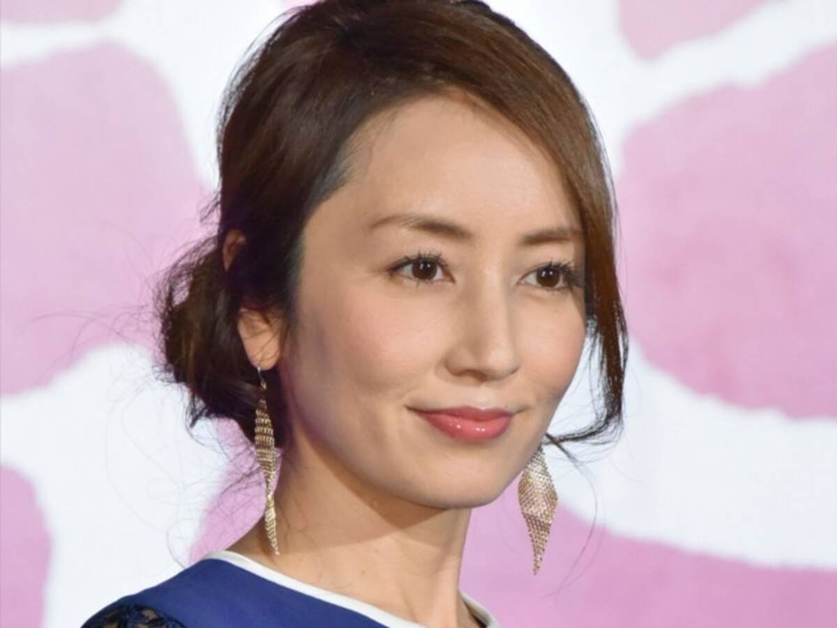 矢田亜希子 グッチの黒コート姿 一目惚れで買っちゃった ファン 品があって素敵 年11月27日 エキサイトニュース