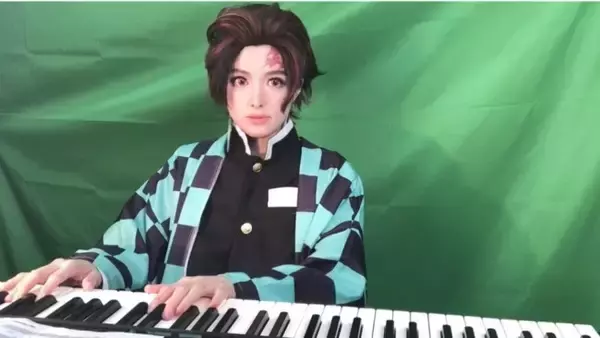 「美人ピアニスト・高木里代子、人生初の男装で披露「竈門炭治郎のうた」ピアノカバーが話題」の画像