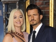 オーランド・ブルーム、大統領就任記念番組で圧巻歌唱のケイティ・ペリーに愛あふれるメッセージ