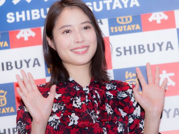 広瀬アリス 佐野ひなこの制服姿 知ってるワイフ 銀行窓口トリオ オフショット 21年3月4日 エキサイトニュース