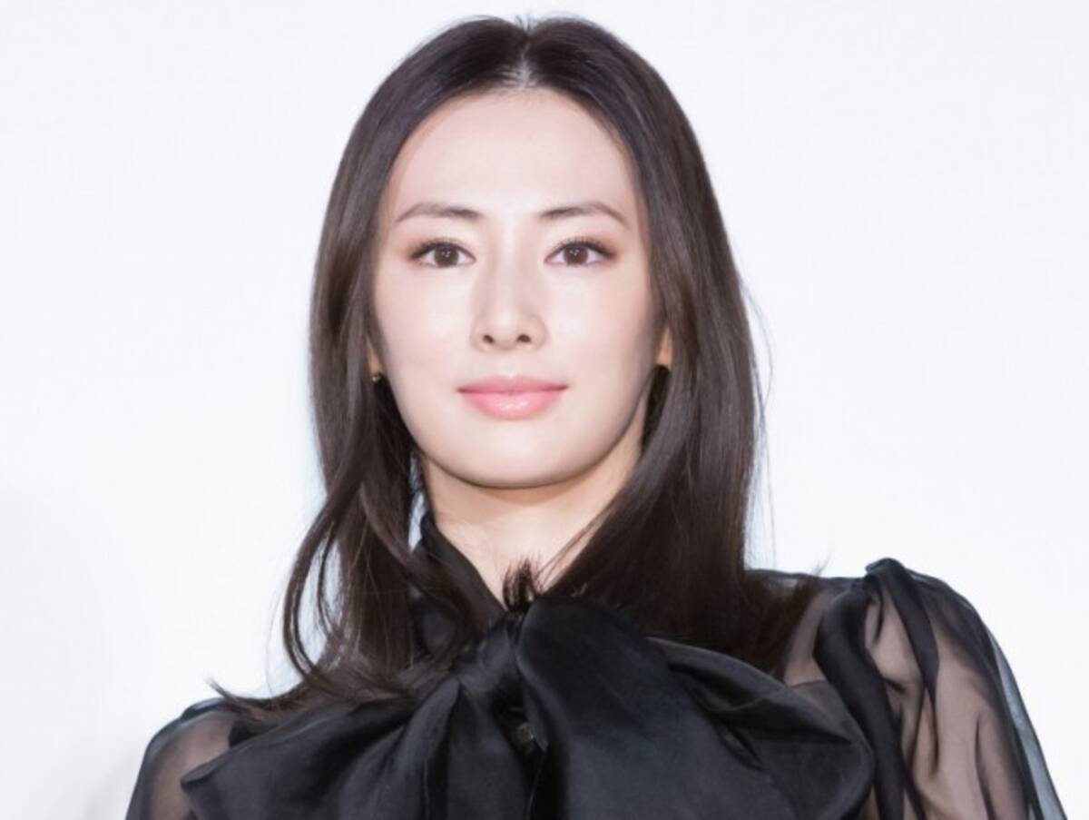 北川景子 メガネ姿でwピースショット披露 新ドラマオフショットに かわいい の声続々 21年3月日 エキサイトニュース