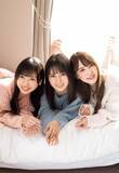 「日向坂46・加藤史帆、齊藤京子、小坂菜緒　ショーパンでゴロゴロ　くつろぎグラビア」の画像1
