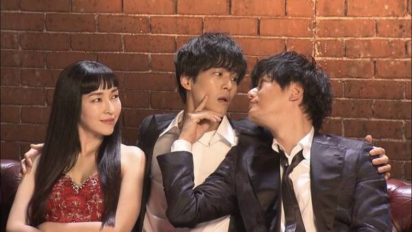 松坂桃李と井浦新がキス寸前 麻生久美子はキス顔にもん絶 新ドラマpr動画メイキング映像 カット公開 21年4月2日 エキサイトニュース